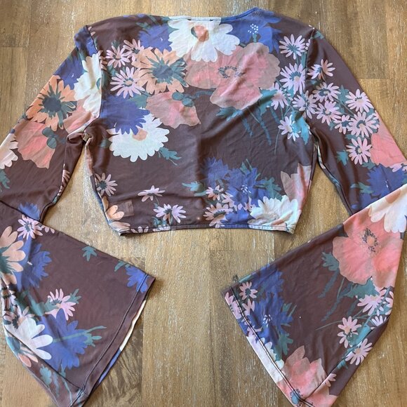 STAUD nylon floral cropped top with bell sleeve and pearl button detail - size s - Picture 4 of 7